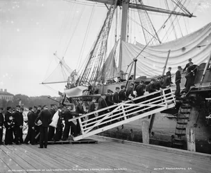 Cadetten gaan aan boord van U.S.S. Constellation voor zomerse cruise, U.S. Naval Academy, Annapolis, Maryland, c.1890-1901